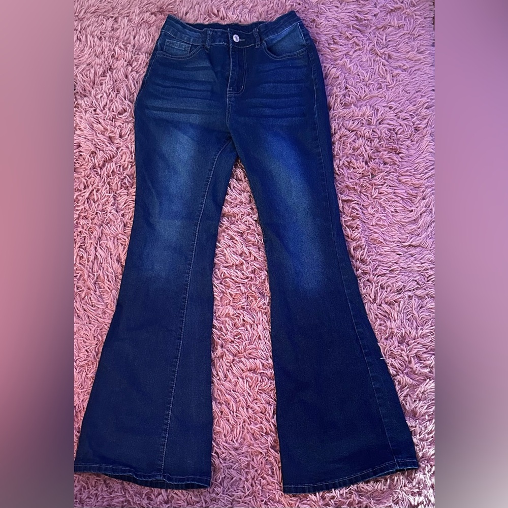 I’m selling a never been worn pair of blue flare jeans from Temu size small.